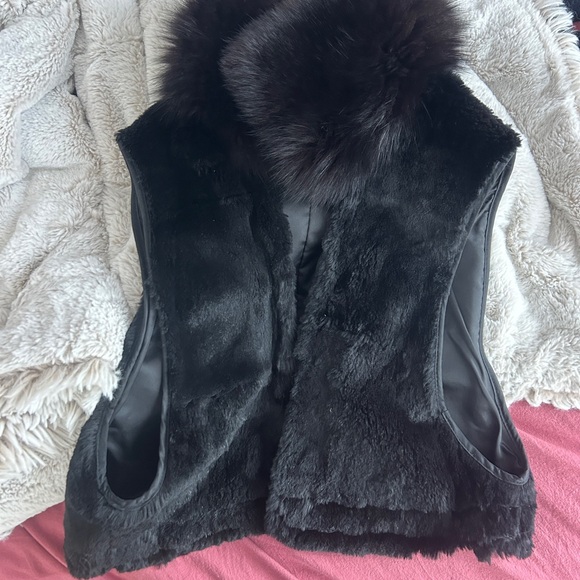 Jackets & Blazers - Elegant Black Faux Fur Vest